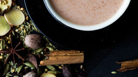 Chai Latte fra bunden – varm drik med hele krydderier